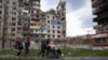 Поліцейський з підрозділу «Білий ангел», який евакуює людей з прифронтових міст і сіл, супроводжує мешканців під час евакуації у Покровську, 12 квітня 2025 року