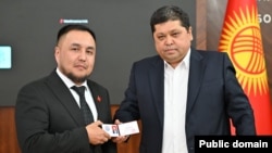 Улан Сариев жана Борбордук шайлоо комиссиясынын төрагасы Тынчтыкбек Шайназаров.