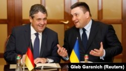 Ukrainian Foreign Minister Pavlo Klimkin (right) with his German counterpart, Sigmar Gabriel, in Kyiv