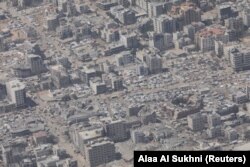 O imagine aeriană dintr-un avion militar iordanian, care livrează ajutor umanitar, arată Fâșia Gaza pe 17 august 2025.