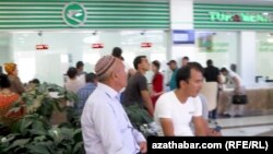 Aşgabadyň awiabilet satylýan edarasynda nobata duran adamlar.
