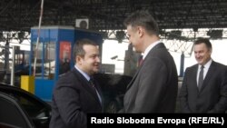 Ivica Dačić i Tomislav Karamarko na graničnom prelazu Bajakovo, 29. decembar 2010. Fotografije uz tekst: Zoran Glavonjić