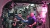 Kimiya Yui, Kjell Lindgren i Scott Kelly jedu salatu uzgojenu u orbiti