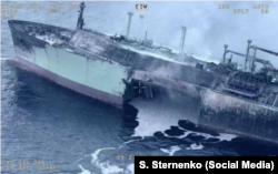 Скраплений газ витікає з танкера Arctic Metagaz після влучання у нього морських дронів у Середземному морі неподалік від узбережжя Лівії. 4 березня 2026 року. Стоп-кадр з відео, знятого з повітряного дрона