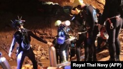 Нуркачи од тајландската Армија во мисијата за спасување на момчињата заглавени во пештера.  