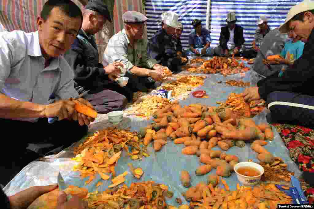 Традиционно за день в доме, где пройдет торжественное мероприятие, собираются молодые мужчины, чтобы помочь нашинковать морковь для праздничного плова. 