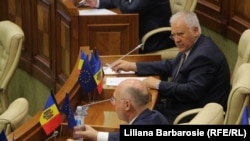 Liderii democrați Pavel Filip și Dumitru Diacov. 18 iunie 2019, în ședința plenară a legislativului