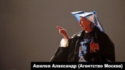 Лия Ахеджакова в спектакле "Первый хлеб"