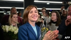 Maia Sandu, sărbătorește victoria la prezidențiale, în mijlocul echipei sale, 3 noiembrie 2024. 