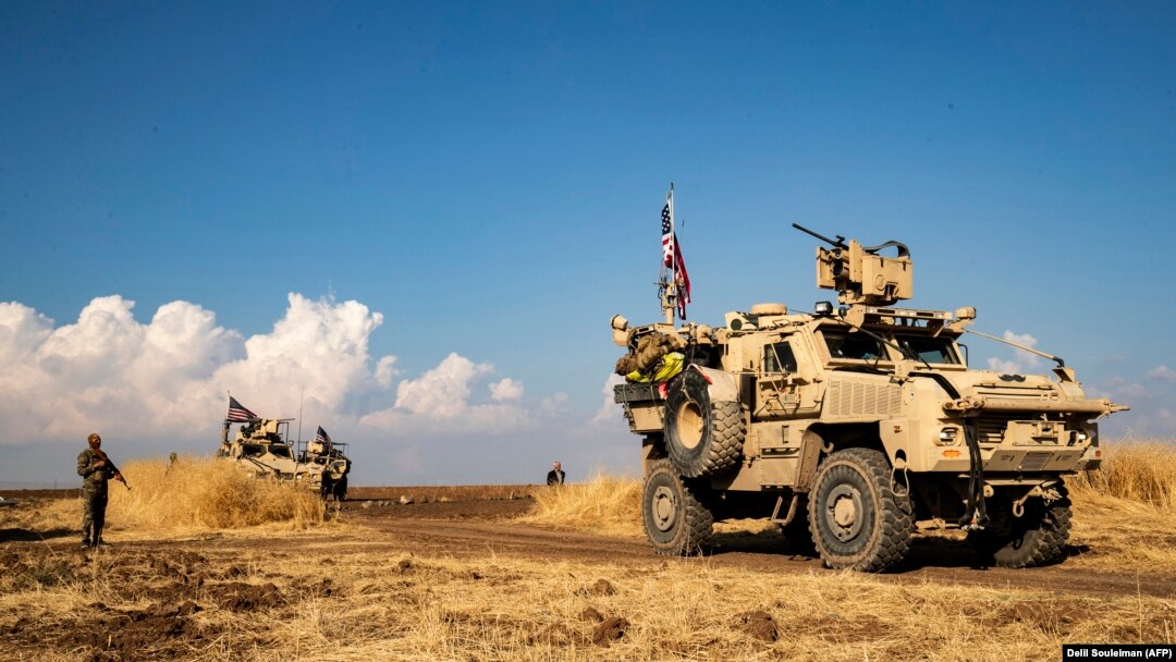 Američka borbena vozila i kurdski vojnici, Sirija