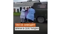 Врачи толкают машину скорой, чтобы уехать на вызов в Амурской области