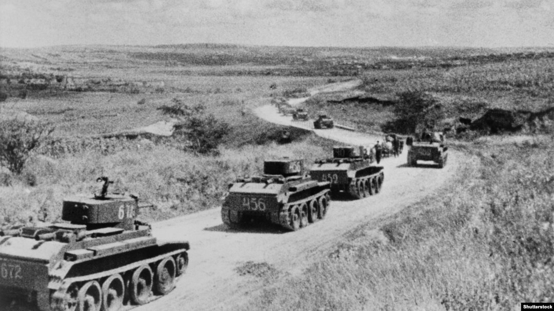 Колонна советских танков в Румынии во время аннексии Бессарабии в 1940