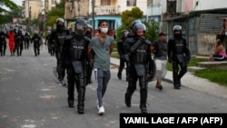Policija vodi demonstrante koji su protestovali protiv predsednika Migela Dijaza Kanela u Havani (Kuba), 12. jul 2021. Jedna osoba je preminula, a stotine je uhapšeno tokom protesta zbog nestašice hrane i lekova, povećanja cena i rukovođenja zemljom tokom pandemije COVID-19
