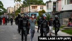 Еден човек е уапсен за време на демонстрациите против владата на претседателот Мигел Дијаз-Канел во општината Аројо Наранхо, Хавана, на 12 јули 2021 година.