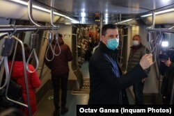 Ministrul Mediului a postat imagini în care călătorește cu metroul cu ocazia campaniei „Vinerea Verde".