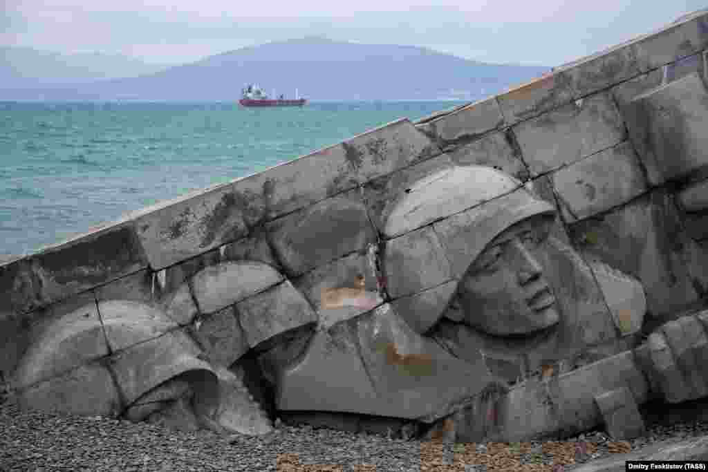 Мемориалният комплекс &quot;Малая земля&quot; в Новоросийск. Скулптурите се издигат над Черно море и са поставени там в памет на съветските войски, преминали в настъпление през февруари 1943 г.