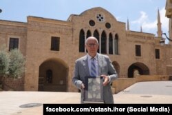 Посол України в Лівані Ігор Осташ на території Лівану з факсимільним виданням Євангелія