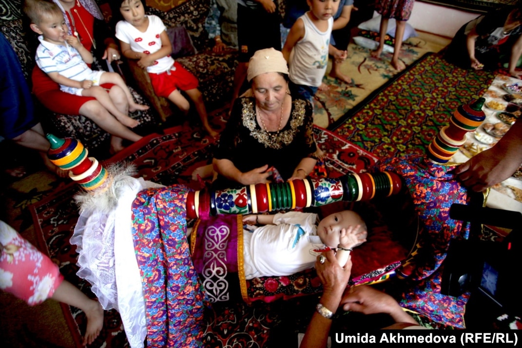 Yalangoch qizlar chokkalab otirishmoqda Sportli dumbali qiz bilan jinsiy aloqa