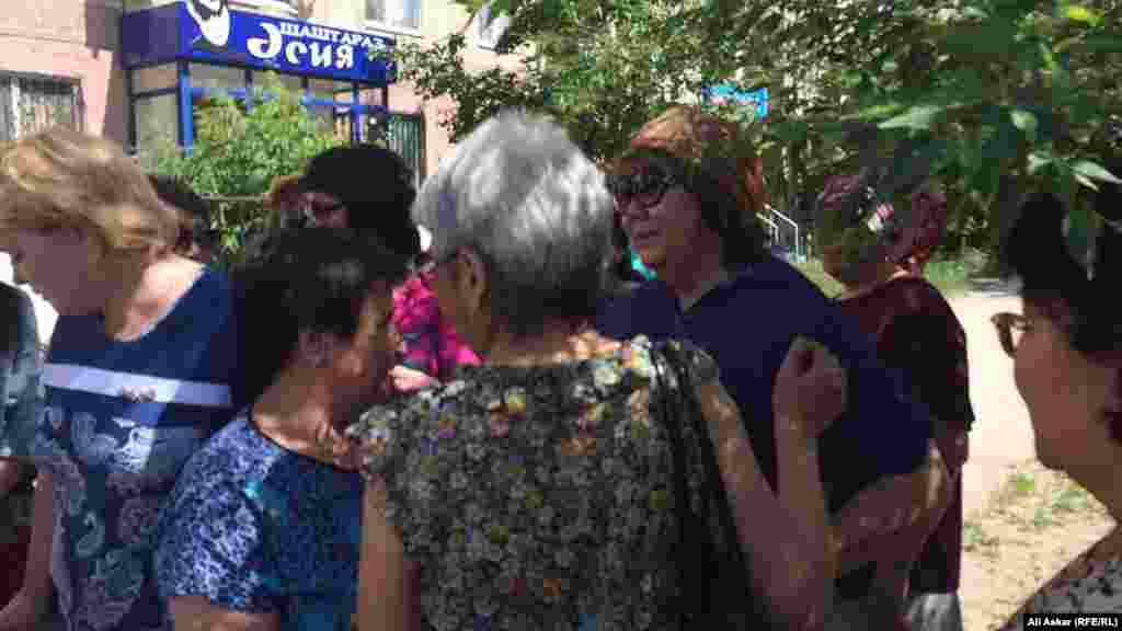 Родственники утешают вдову Максименко Светлану Абдуллину (в очках и голубой рубашке). 8 июня 2016 года.