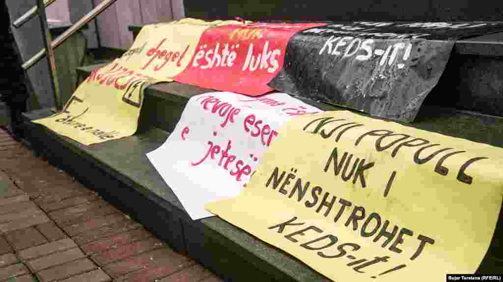 "Një popull nuk i nënshtrohet KEDS-it", thuhet në një nga panot që shpalosën protestuesit në Prishtinë. 