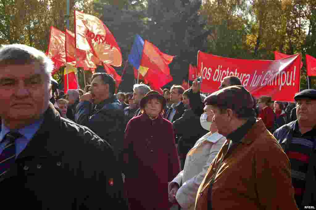 Feţe încremenite într-un căscat comunist - "Venceremos"