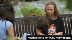 Osnivačica grupe "Pussy Riot" Marija Aljohina daje intervju Radiju Slobodna Evropa (RSE) uoči performansa u Beogradu u okviru gerilskog festivala Ne:Bitef, Beograd, 19. septembar 2026.