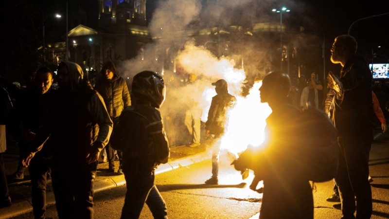 Nga Sarajeva në Ukrainë e deri në Serbi: Kush kërcënoi me masakër në protestën në Beograd?