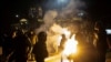 U dokumentu Evropske komisije se navodi da su studentski protesti i zahtevi za odgovornošću vlasti obeležili protekli period, dok su istovremeno zabeleženi nasilni incidenti, pritisci na civilno društvo i medije. Na fotografiji incident na protestu u Beogradu, 2. novembar 2025.