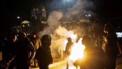 U dokumentu Evropske komisije se navodi da su studentski protesti i zahtevi za odgovornošću vlasti obeležili protekli period, dok su istovremeno zabeleženi nasilni incidenti, pritisci na civilno društvo i medije. Na fotografiji incident na protestu u Beogradu, 2. novembar 2025.