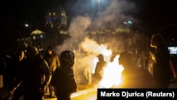 U dokumentu Evropske komisije se navodi da su studentski protesti i zahtevi za odgovornošću vlasti obeležili protekli period, dok su istovremeno zabeleženi nasilni incidenti, pritisci na civilno društvo i medije. Na fotografiji incident na protestu u Beogradu, 2. novembar 2025.