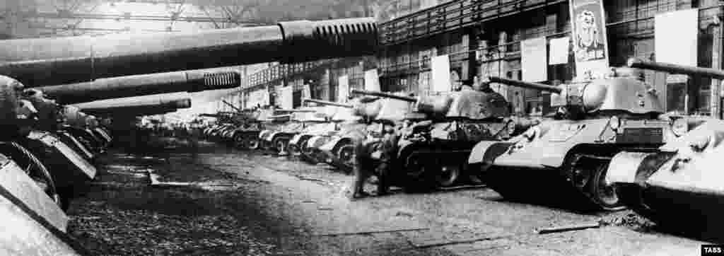 ISU-152 self-propelled guns and T-34 battle tanks produced by the Chelyabinsk Tractor Plant, 1943.