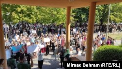 Protesti prosvjetnih radnika pred zgradom Vlade Hercegovačko-neretvanskog kantona u Mostaru, BiH, 4.9.2024.