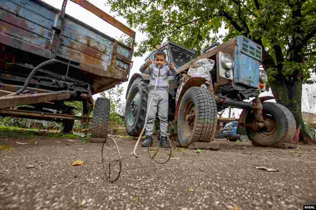 Uşaqların kəndlərdə əylənmək üçün geniş meydança və ya parkları olmadığı üçün həyət-bacada oynayıb vaxt keçirirlər.