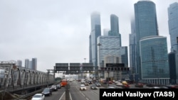 Вид на Третье транспортное кольцо (ТТК) у Московского международного делового центра "Москва-Сити"