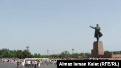 Kyrgyzstan - Osh. Monument to Lenin in the central square. August 20, 2009