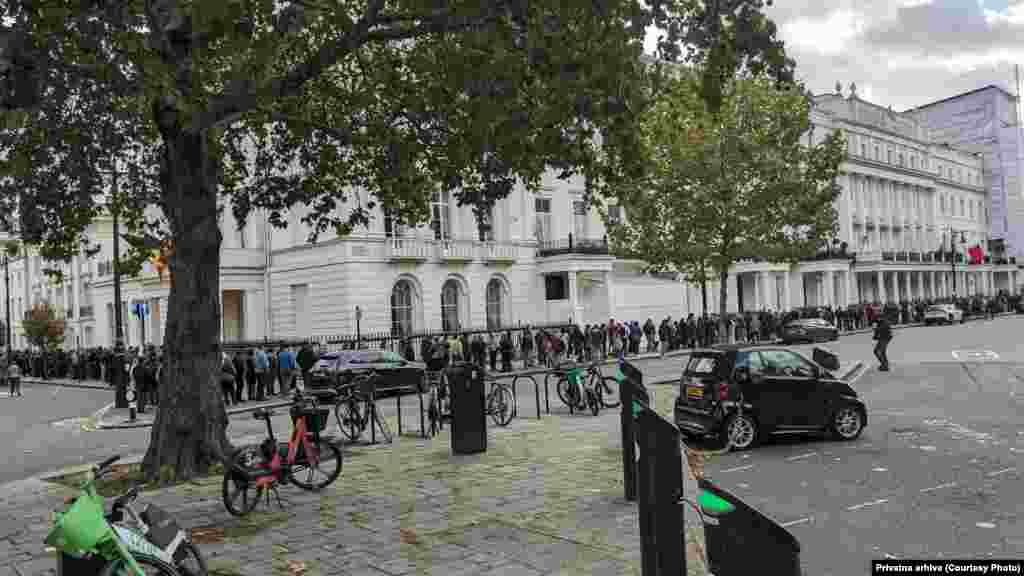 Građani Srbije čekaju u redu za glasanje u Ambasadi u Londonu, Ujedinjeno Kraljevstvo.