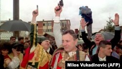 Nunta lui Željko Ražnatović, criminalul de război sârb mai cunoscut drept «Arkan» (Желько Ражнатович, "Аркан"), cu cântăreța Ceca, în februarie 1995.