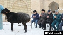 Глава Касанского района Асрол Байкараев (в центре) во время обряда жертвоприношения в мечети «Кусам-ота», 27 декабря 2020 года.
