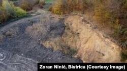 Zemlja sa okolnih parcela se obrušava u rudnik nakon kiše, tvrde mještani.