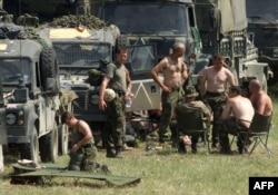 Ushtarë britanikë, duke pushuar më 11 qershor 1999, para se të hynin në Kosovë.