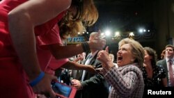 Хиллари Клинтон Флоридада сайлаушылармен кездесіп тұр.