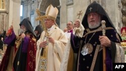 Vatican - Pope Francis (C), Catholicos of All Armenians Garegin II (R) and Catholicos Aram I (L) of the Great House of Cilicia at an Armenian-rite mass marking 100 years since the Armenian genocide in Ottoman Turkey, 12Apr2015.