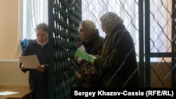 Раіса Гусманава (справа) і Гузэль Сямёнава (у цэнтры) падчас суду.