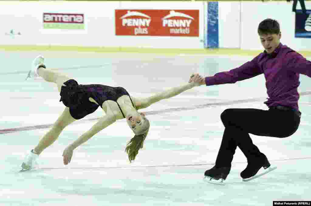 Alisa Efimova and Alexander Korovin iz Rusije tokom nastupa na Međunarodnom natjecanju u umjetničkom klizanju "Sarajevo Open 2016"