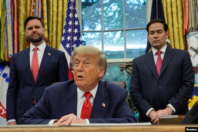 Президент США Дональд Трамп, держсекретар Марко Рубіо та віцепрезидент Джей Ді Венс в Овальному кабінеті Білого дому у Вашингтоні, округ Колумбія, 27 червня 2025 року