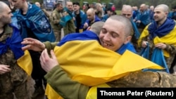 Обмін полоненими: в Україну з полону повернулися ще 205 військових (фотогалерея)
