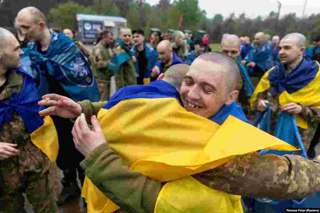 Обійми з побратимами після повернення з російського полону