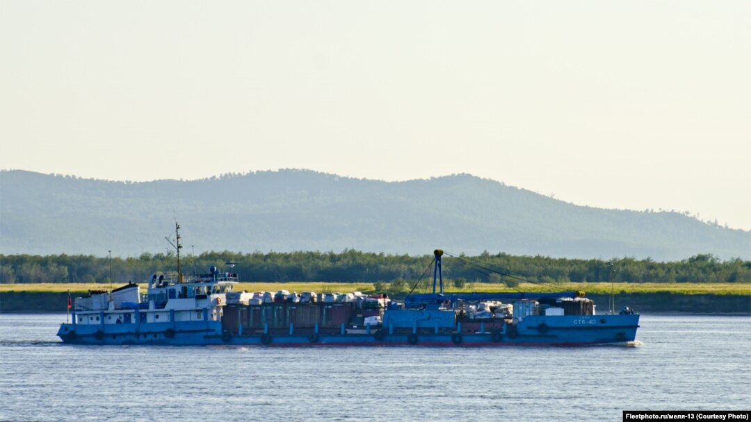 Сухогруз СТ 6-40, в котором перевозят дельфинов из Хабаровска, на реке Амур