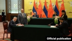 China - The governors of the central banks of China and Armenia sign a currency swap agreement in the presence of Chinese President Xi Jinping and his visiting Armenian counterpart Serzh Sarkisian, Beijing, 25Mar2015.