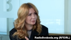 «Ми дійсно знаходимося під постійною атакою в кіберплощині. Ми рахуємо просто тисячами активності на нашу мережу. Із таких серйозних ми фіксували у 2025-му більш ніж 400», – Устинова про кіберзагрози